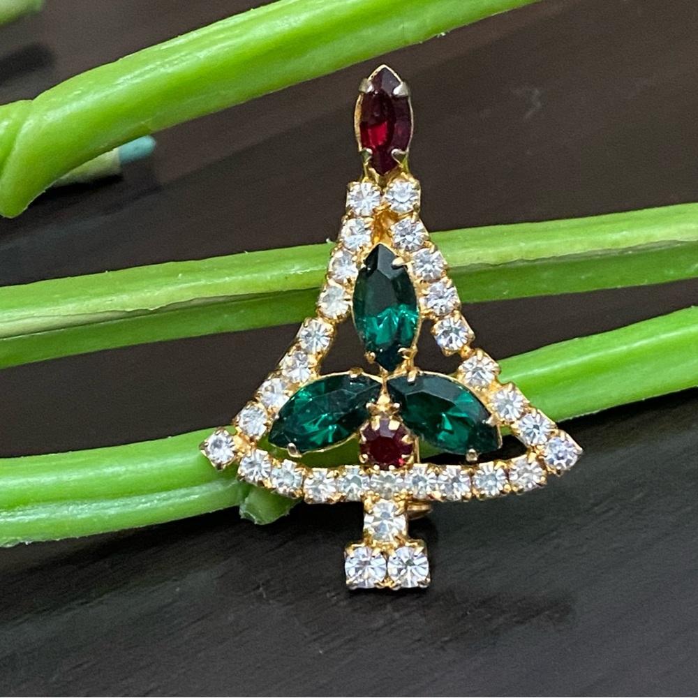 Vintage Glistening Red Green Crystal Rhinestone Festive Christmas Tree Brooch